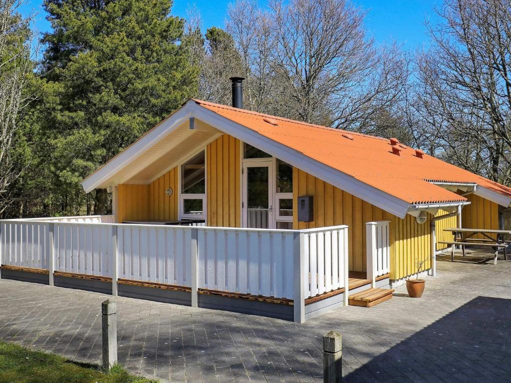 ÅlbækにあるHoliday home Ålbæk XIIの黄色の小屋