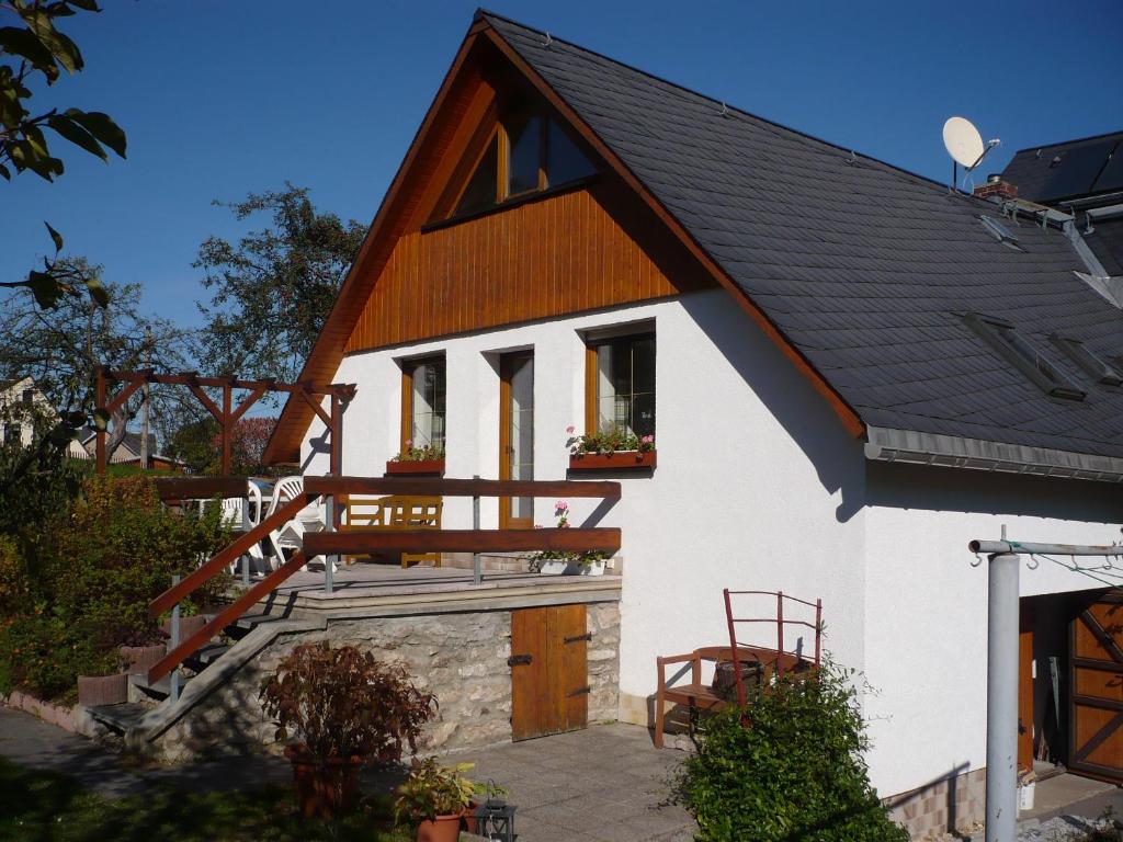 dom z dachem i klatką schodową w obiekcie Ferienwohnung Teubner w mieście Bockau