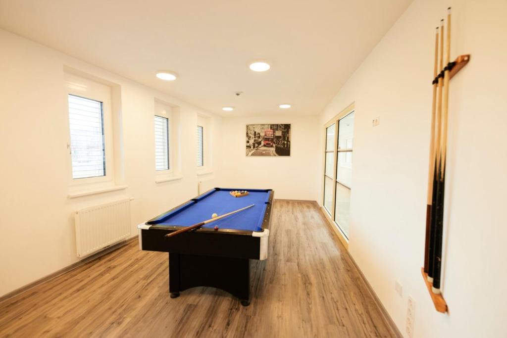 Biliár nebo kulečník v ubytování I AM HOTEL im Living Campus