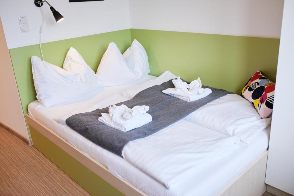 Postel nebo postele na pokoji v ubytování I AM HOTEL im Living Campus