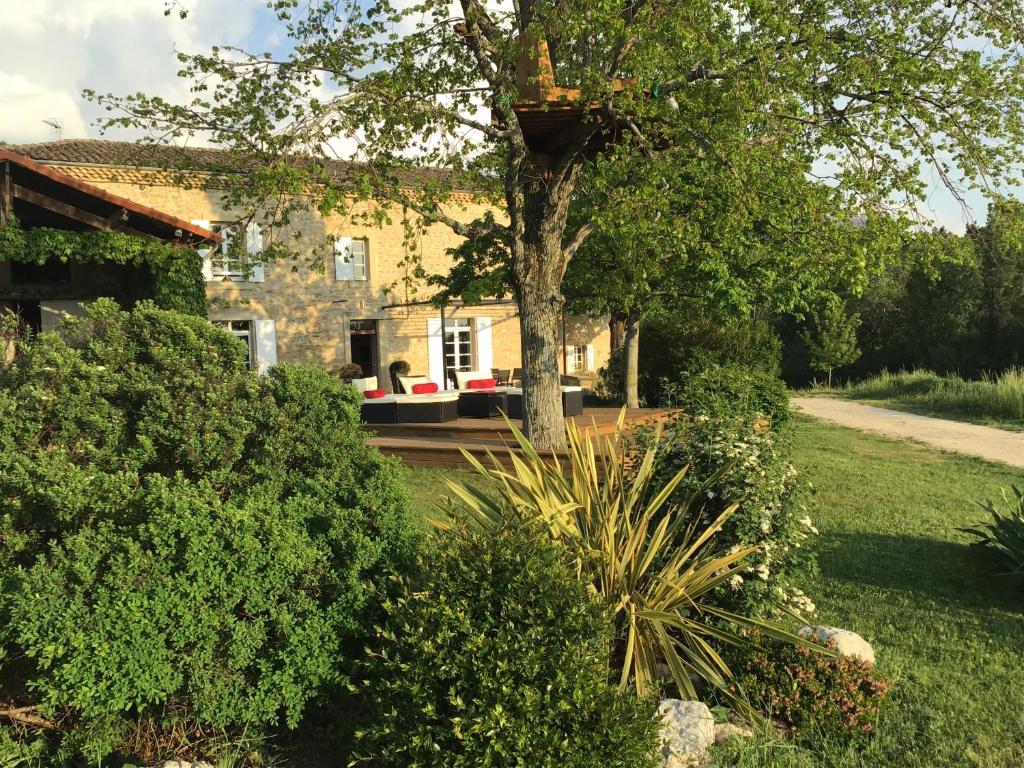 Zahrada ubytování Agréable bastide provençale avec piscine