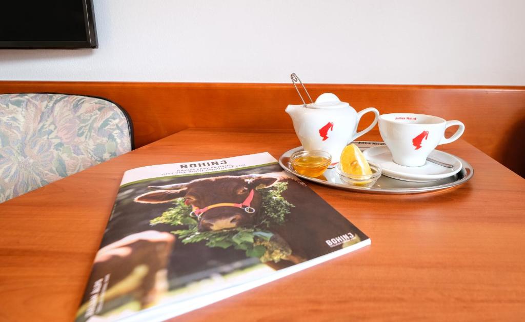 Příslušenství pro přípravu čaje a kávy v ubytování Hotel Tripič, restaurant and pizzeria