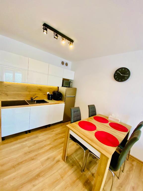 Kuchyňa alebo kuchynka v ubytovaní Apartament „Nova Polana” Kołobrzeg Polanki Park