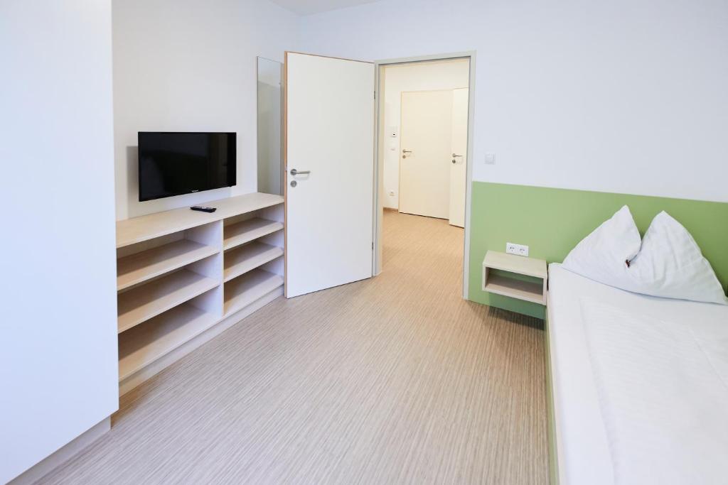 TV a/nebo společenská místnost v ubytování I AM HOTEL im Living Campus