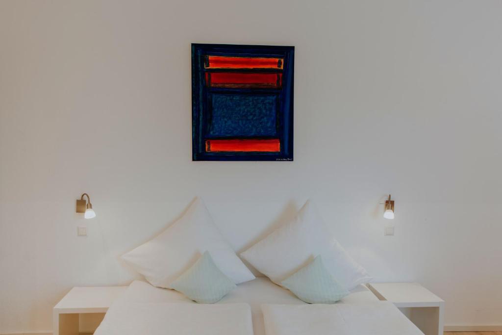 Postel nebo postele na pokoji v ubytování Hotel Barbarossa Karlsruhe Stadtmitte