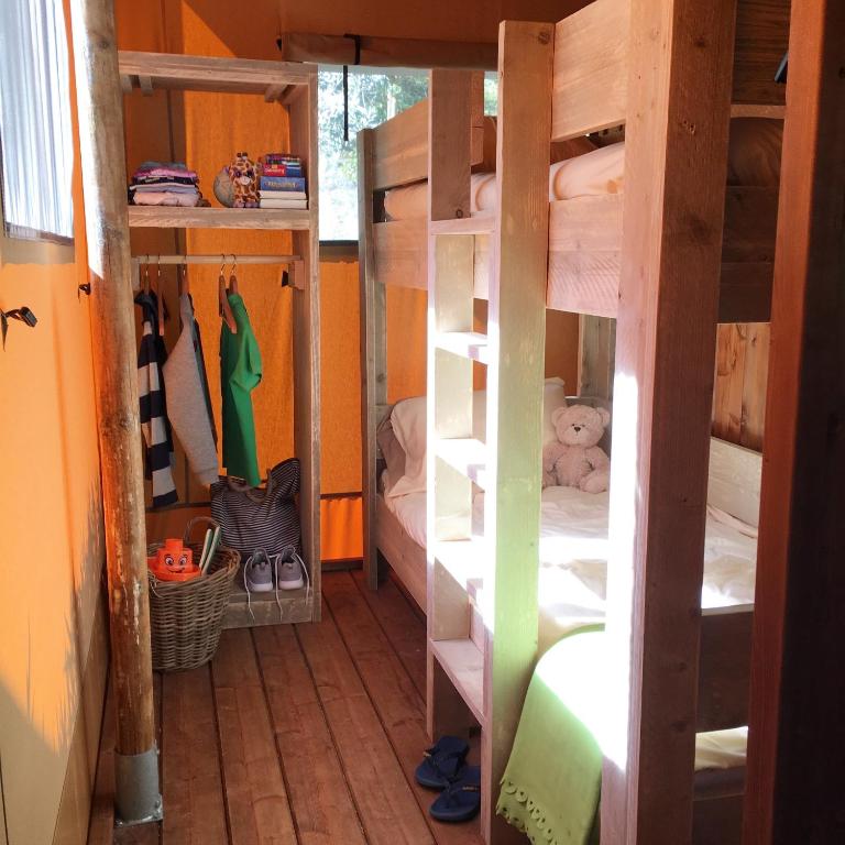 Palanda nebo palandy na pokoji v ubytování Safaritent Glamping Mar Y Sierrra