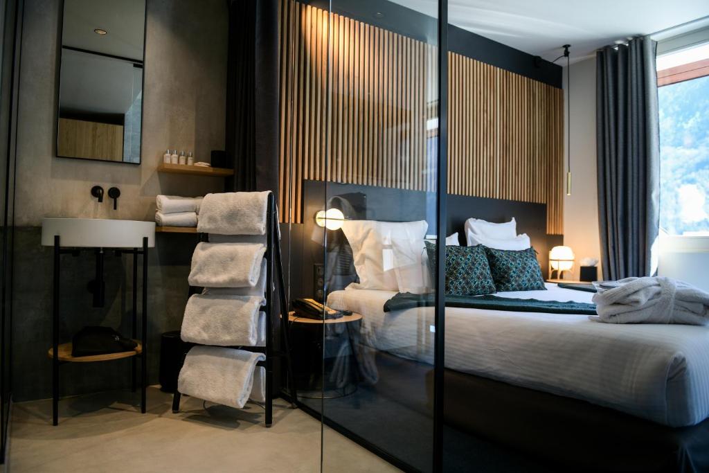 Postel nebo postele na pokoji v ubytování La Folie Douce Hotels Chamonix