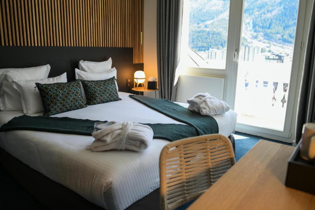 Postel nebo postele na pokoji v ubytování La Folie Douce Hotels Chamonix
