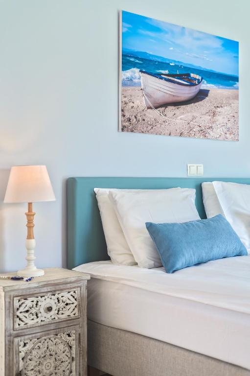 Postel nebo postele na pokoji v ubytování Celestine Suites
