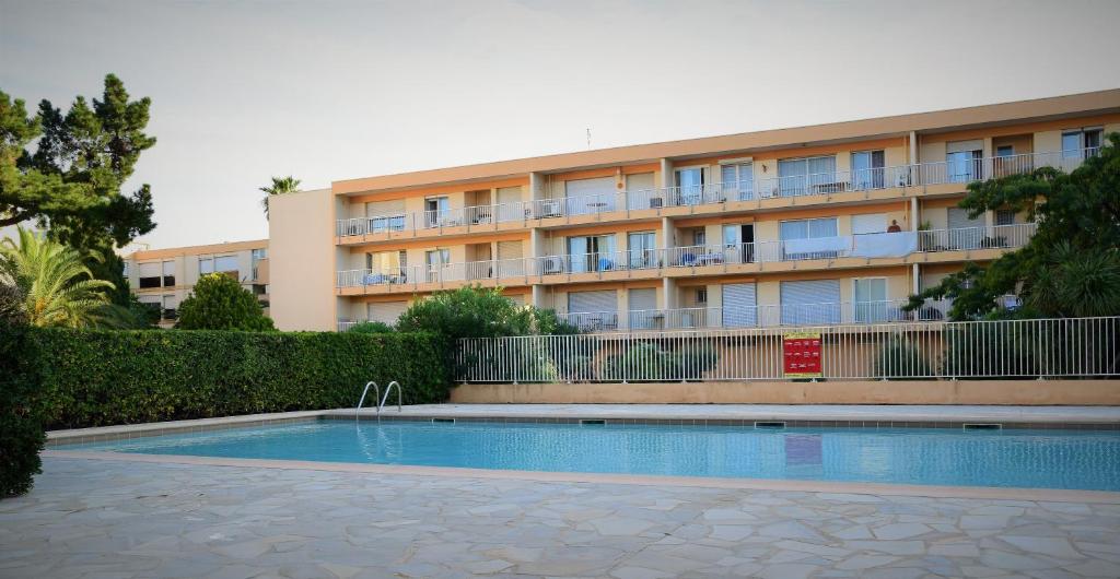 Swimmingpoolen hos eller tæt på Appartement plein sud les Cyclades
