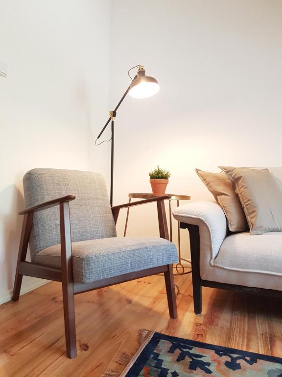salon z 2 krzesłami i lampką w obiekcie Sintra Chalet w mieście Sintra