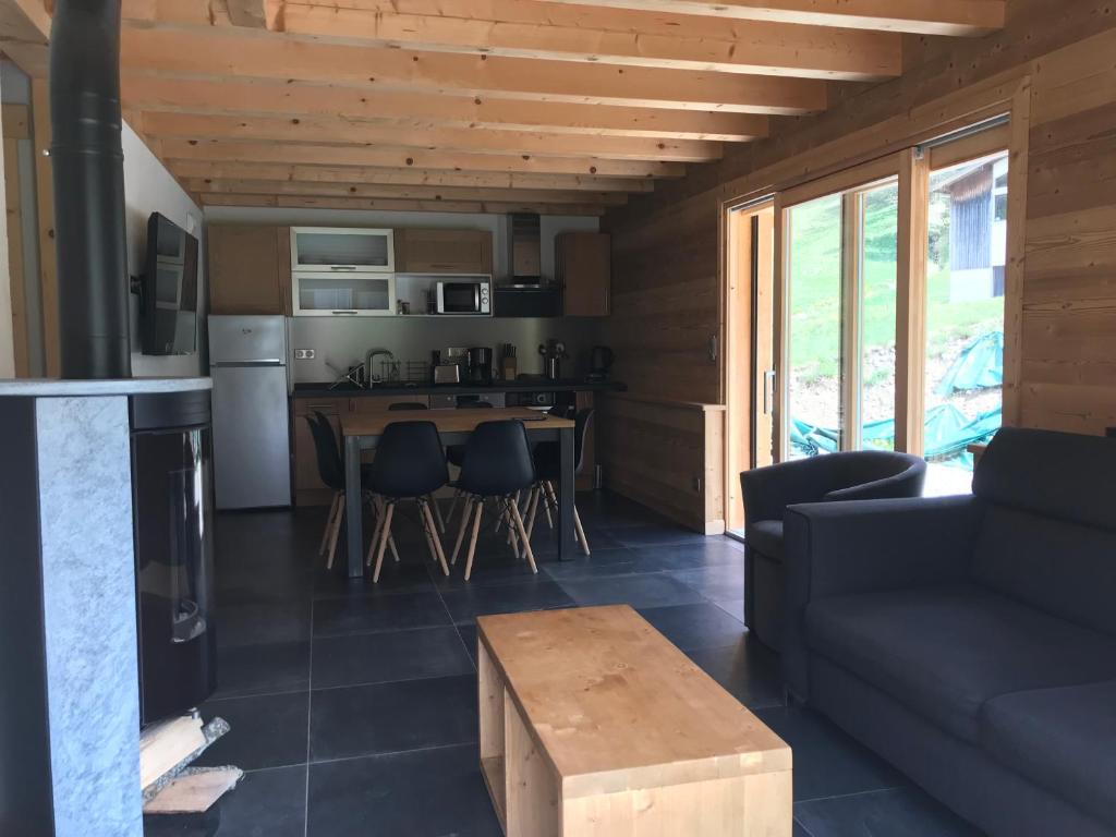 Kuchyň nebo kuchyňský kout v ubytování Chalet La R'Batte