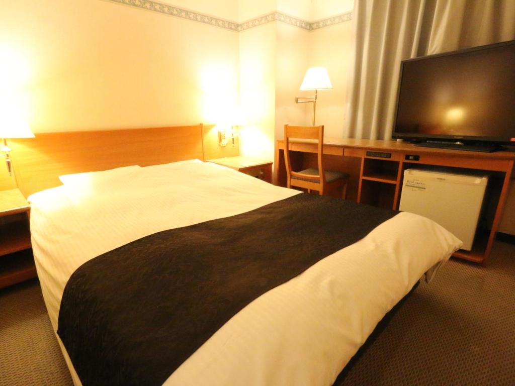 Postel nebo postele na pokoji v ubytování APA Hotel Fukui Katamachi