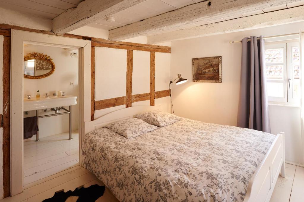 - une chambre avec un lit et un lavabo dans l'établissement Un soir d'été - Chambres d'hôtes, à Ernolsheim-Bruche