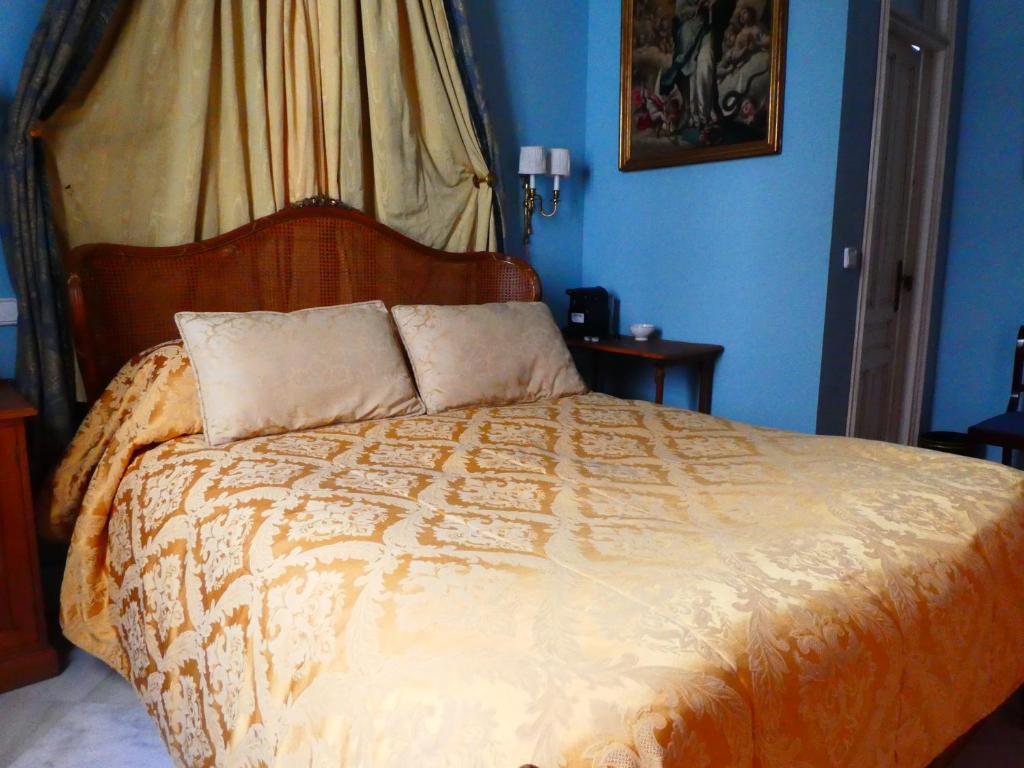 Łóżko lub łóżka w pokoju w obiekcie Palacio del Virrey Laserna