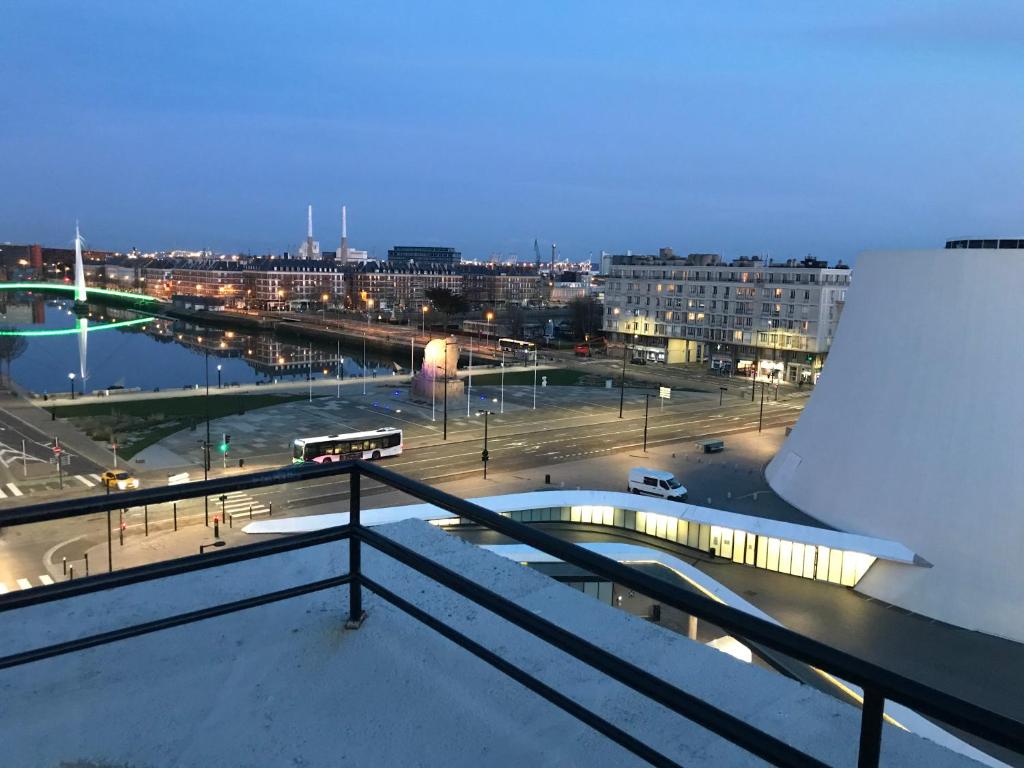 Blick auf eine Stadt in der Nacht mit in der Unterkunft Best Western ARThotel in Le Havre