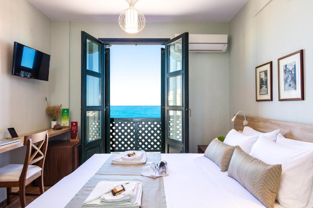 1 dormitorio con 1 cama con mesa y escritorio en Ink Hotels House of Europe en Rethymno Town