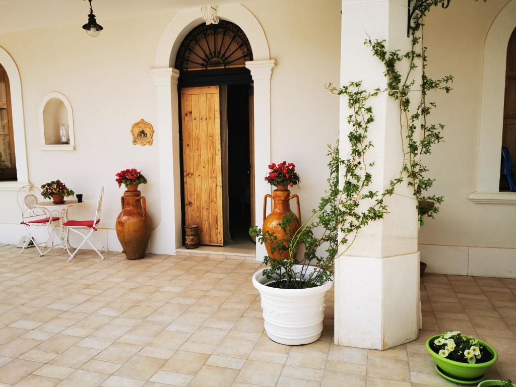 due grandi vasi con fiori in una stanza di Trullo Suite a Cisternino