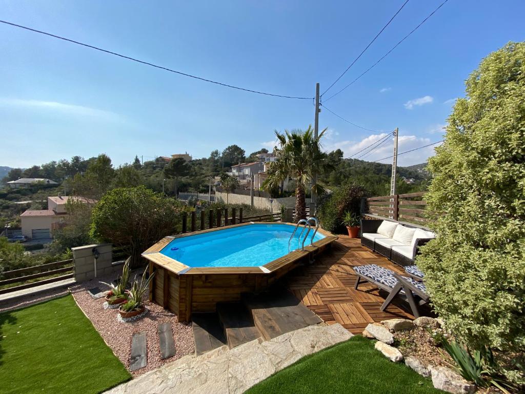 OlivellaにあるAmazing Vila close to Sitges, jacuzzi, swimming pool & exellent viewsの芝生のある裏庭のスイミングプール