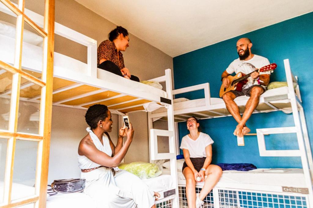 Palanda nebo palandy na pokoji v ubytování Ô de Casa Hostel