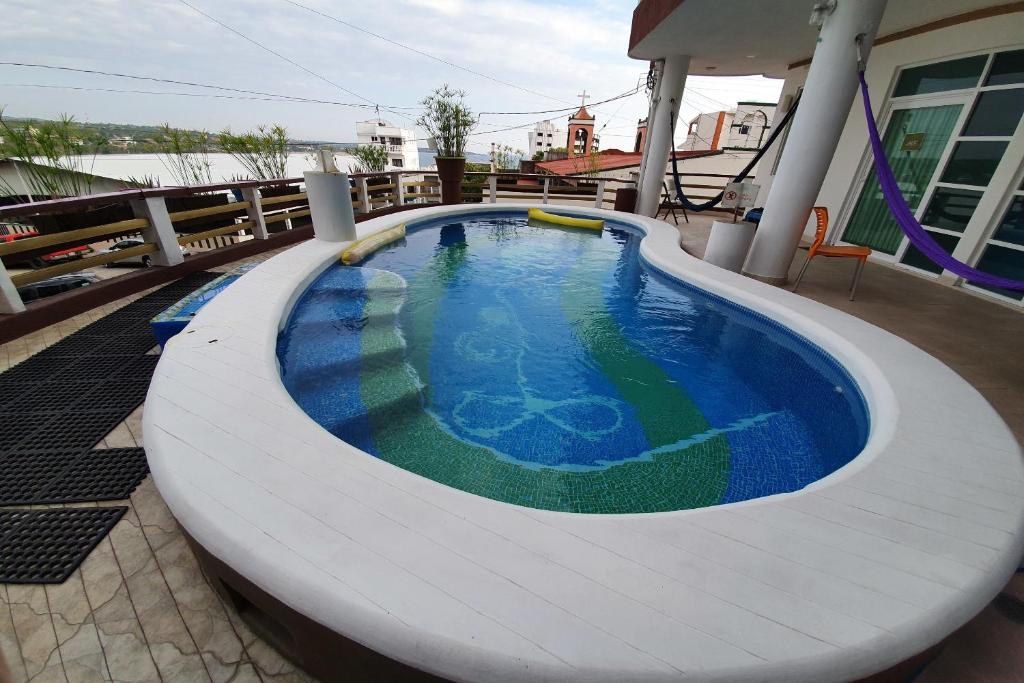 une piscine sur le toit d'un bâtiment dans l'établissement Casa Mia, à Puerto Escondido