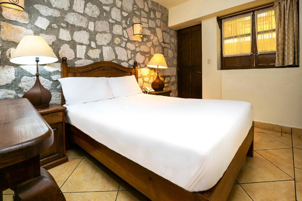 Postel nebo postele na pokoji v ubytování Hotel Casa del Virrey & Suites