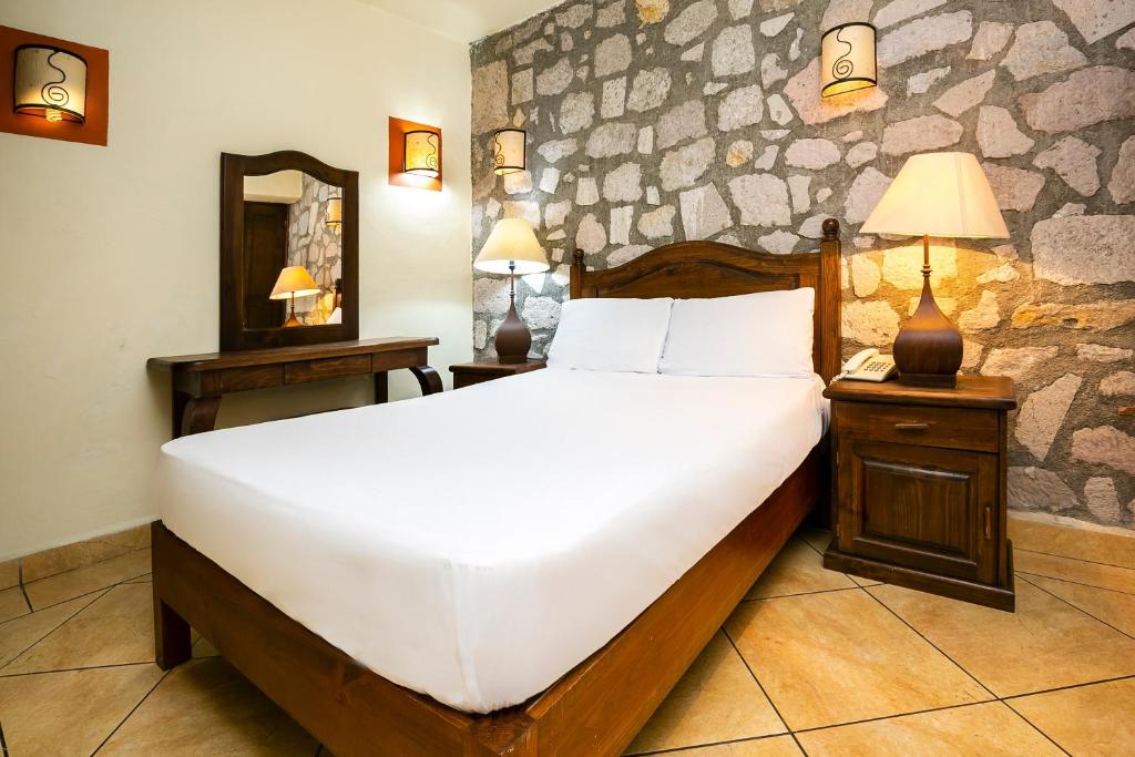 Postel nebo postele na pokoji v ubytování Hotel Casa del Virrey & Suites