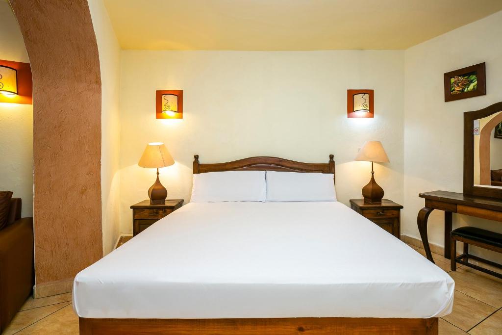 Postel nebo postele na pokoji v ubytování Hotel Casa del Virrey & Suites