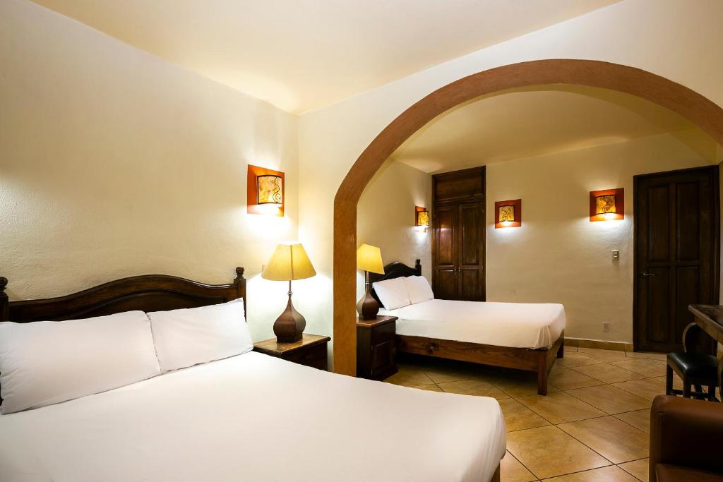 Postel nebo postele na pokoji v ubytování Hotel Casa del Virrey & Suites