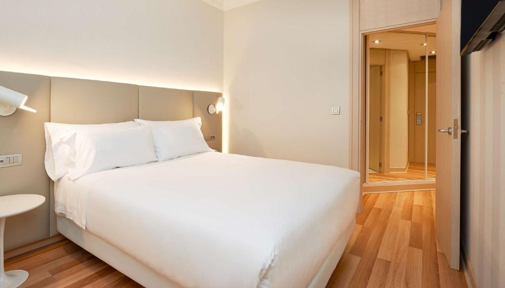 Postel nebo postele na pokoji v ubytování NH Bilbao Deusto