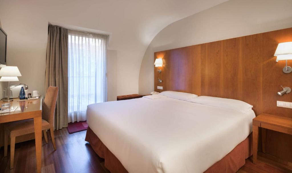 Postel nebo postele na pokoji v ubytování NH Zamora Palacio del Duero