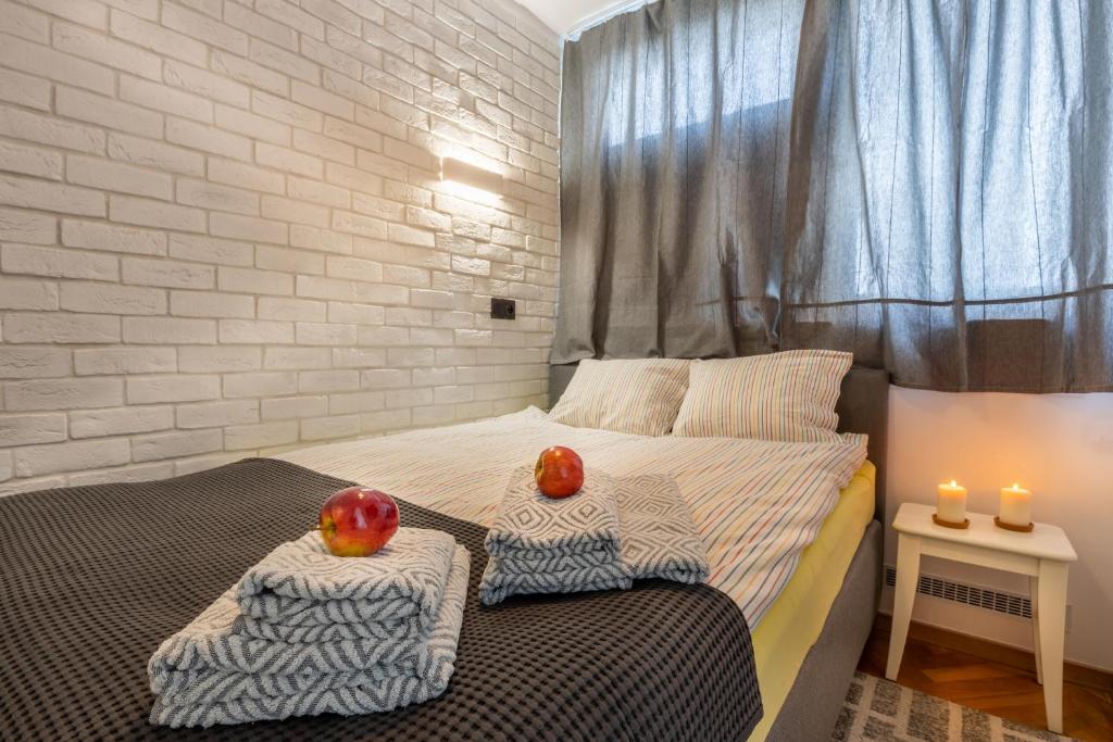sypialnia z łóżkiem z dwoma jabłkami w obiekcie Apartment Strict Warsaw Center - Metro,Free Parking w Warszawie