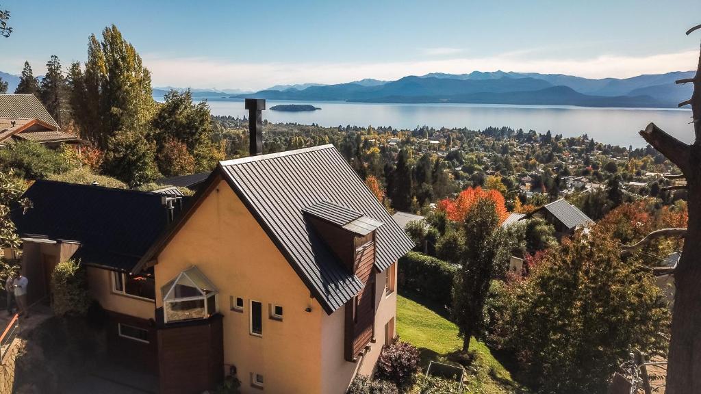 una vista aerea di una casa con lago di Ventanas Al Lago a San Carlos de Bariloche