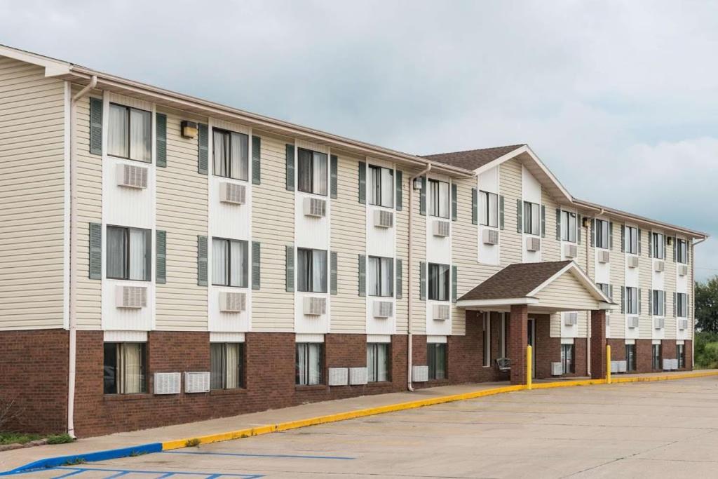 ein großes Apartmenthaus mit vielen Fenstern in der Unterkunft Amerihost Inn & Suites in Kingdom City