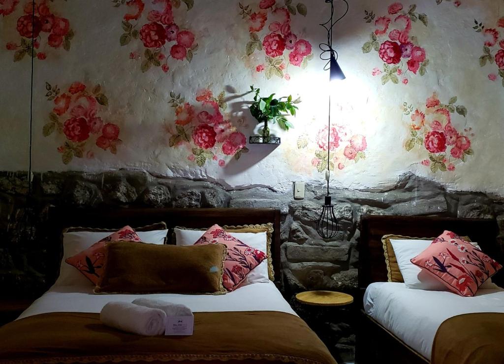 Postel nebo postele na pokoji v ubytování Niños Hotel Meloc