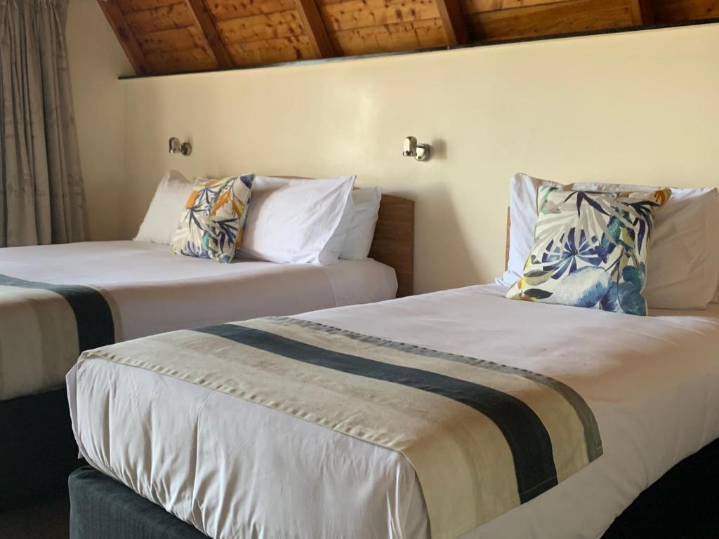Postel nebo postele na pokoji v ubytování Mountain Chalets Motel