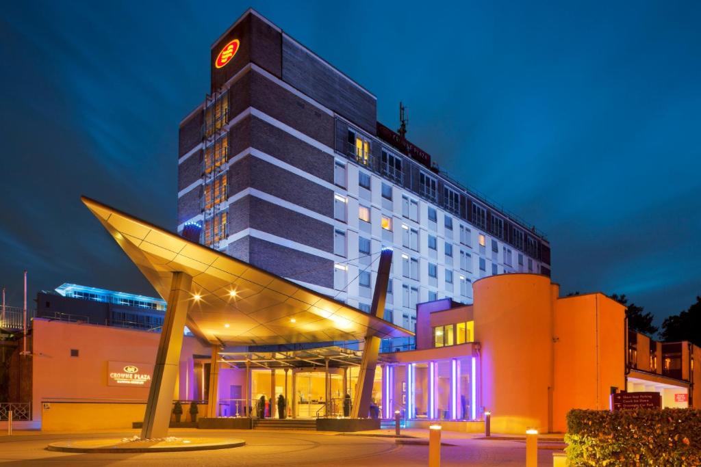 Un palazzo alto con un orologio sopra. di Crowne Plaza London - Gatwick Airport, an IHG Hotel a Crawley