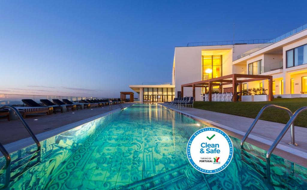 une piscine en face d'un bâtiment dans l'établissement Royal Obidos Spa & Golf Resort, à Casal da Lagoa Seca
