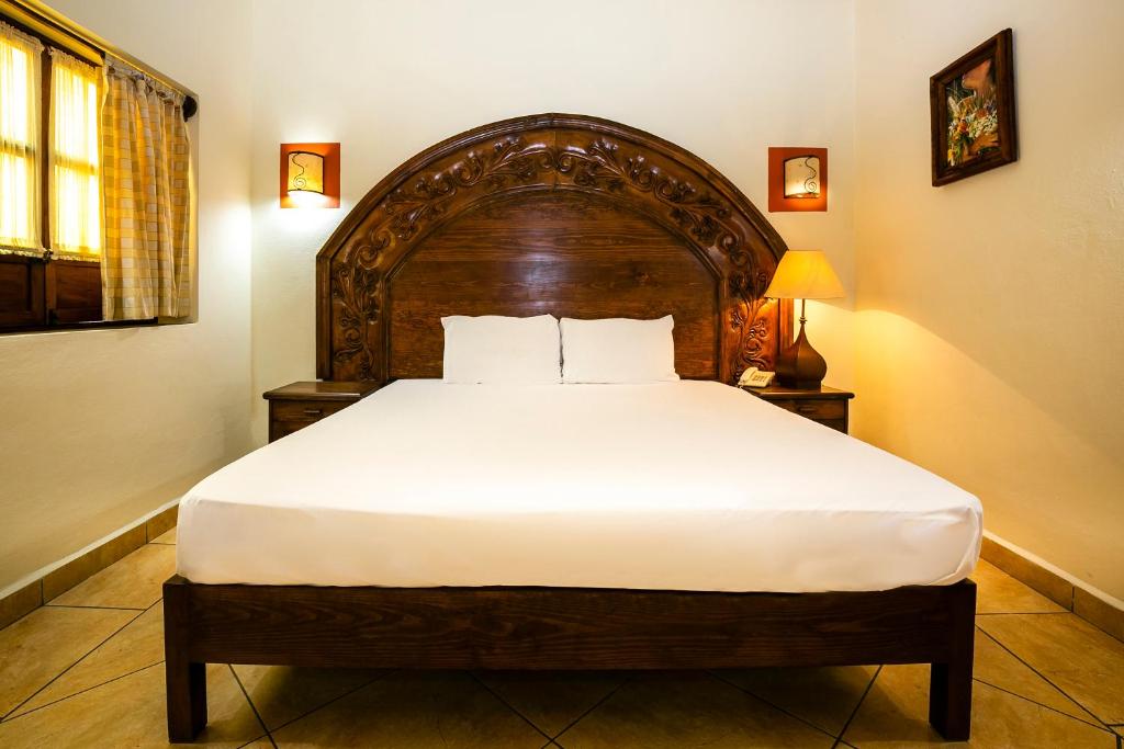 Postel nebo postele na pokoji v ubytování Hotel Casa del Virrey & Suites