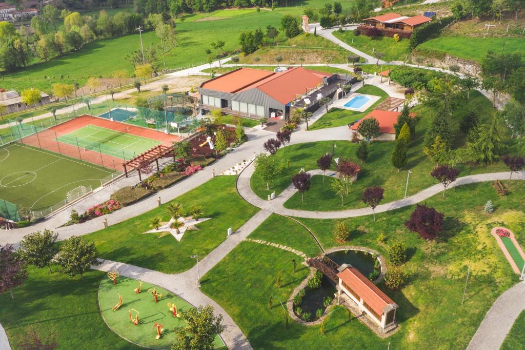 eine Luftansicht auf einen Park mit Spielplatz in der Unterkunft Quinta do Farejal in Vieira do Minho