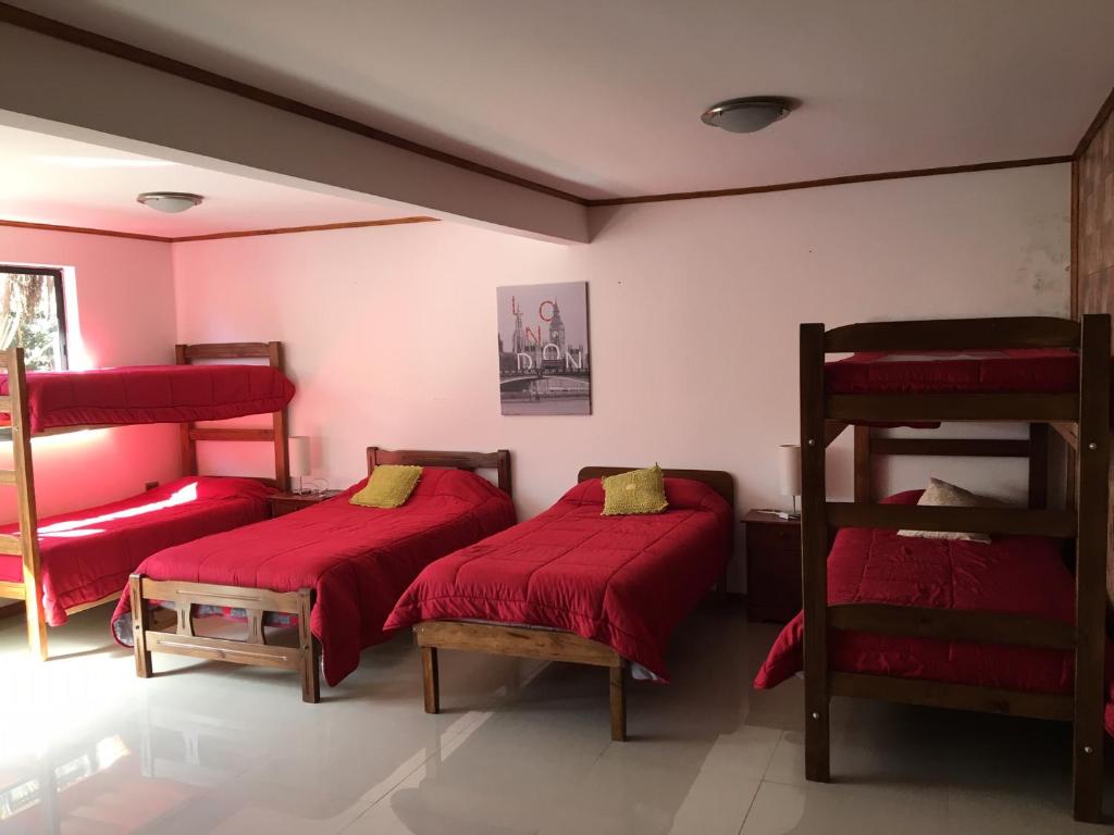 Una cama o camas en una habitación de HOSTAL CAUQUENES