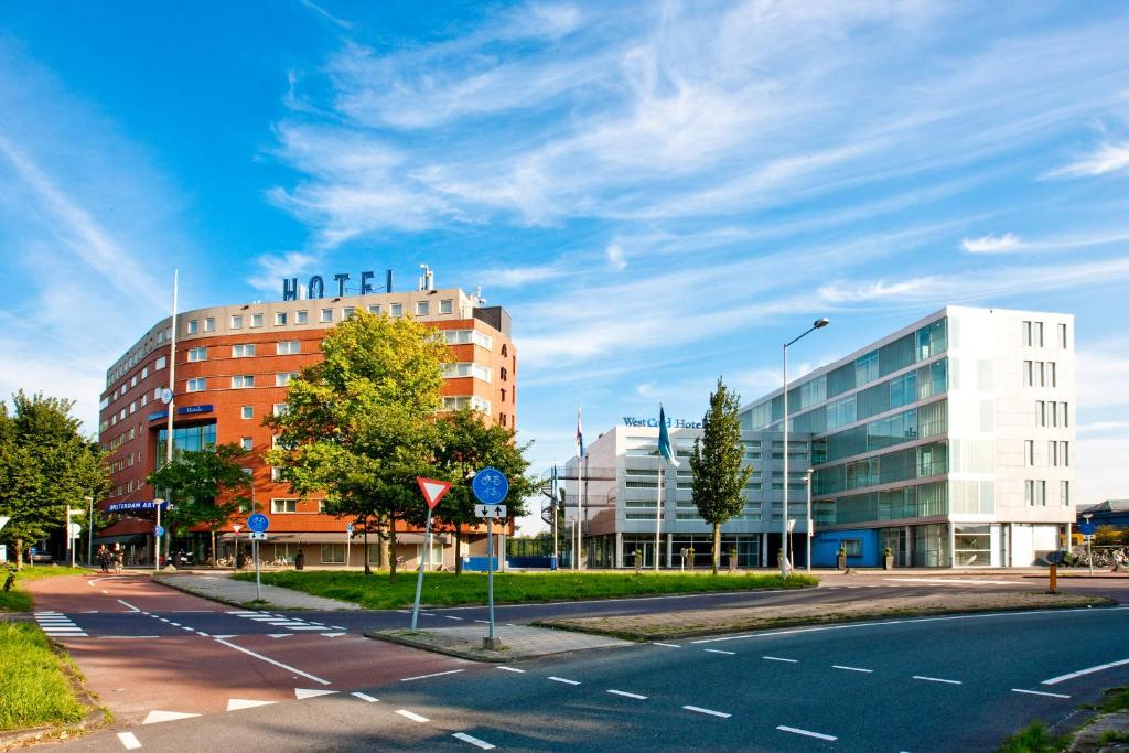 una calle vacía en una ciudad con un edificio en WestCord Art Hotel Amsterdam 4 stars, en Ámsterdam