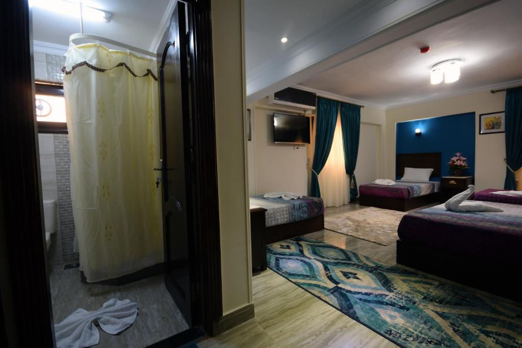 Llit o llits en una habitació de Amin Hotel