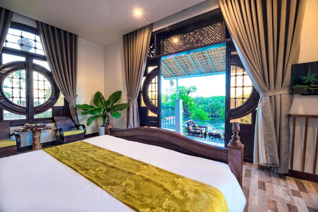 Postel nebo postele na pokoji v ubytování Nipa Riverside Villa By The Little Hoi An