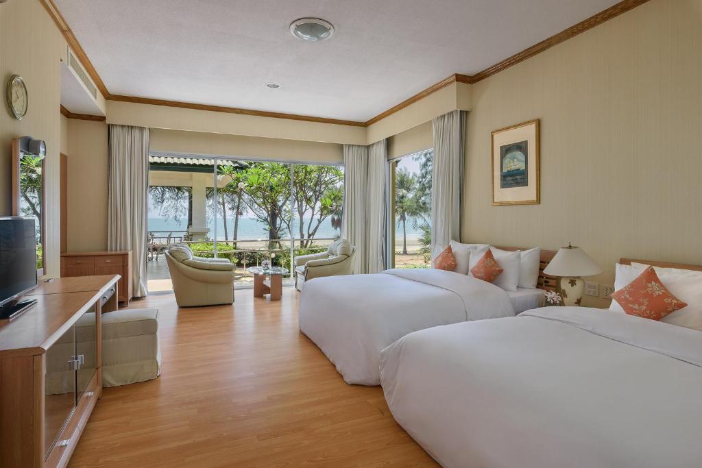 Postel nebo postele na pokoji v ubytování Seapine Beach Golf and Resort Hua Hin