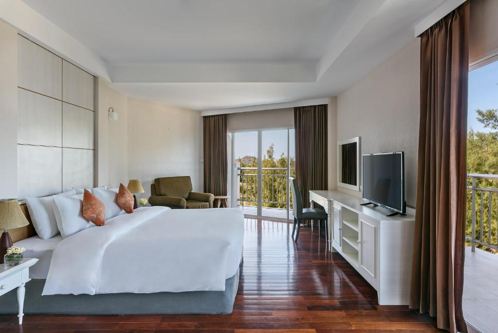 TV a/nebo společenská místnost v ubytování Seapine Beach Golf and Resort Hua Hin