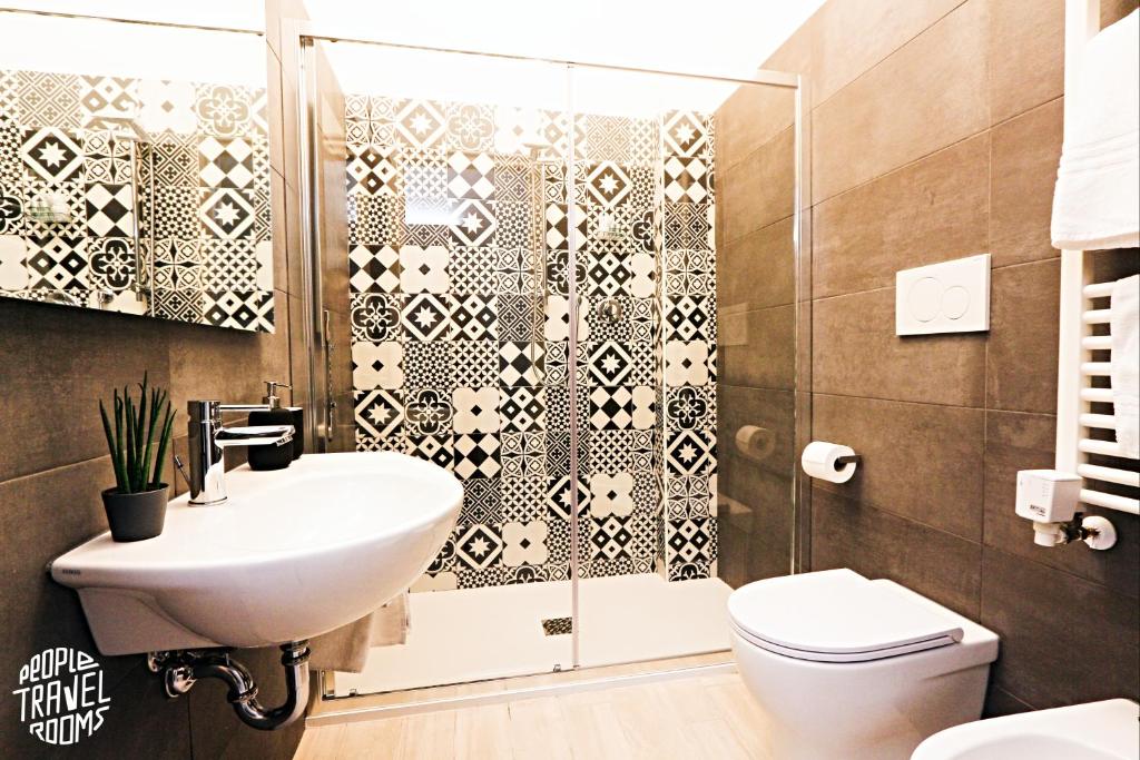 People Travel Rooms - Double Room With Private Bathroom