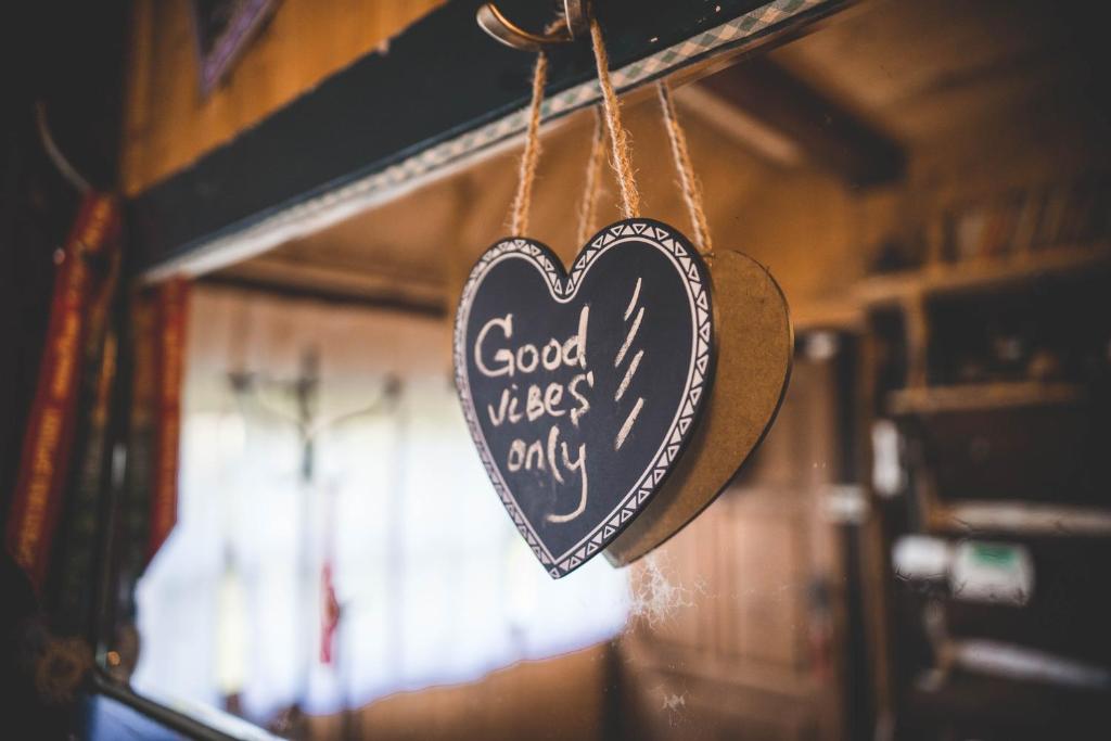 a heart sign that reads good vibes only at Chata a Chalety Starý mlyn in Veľká Franková