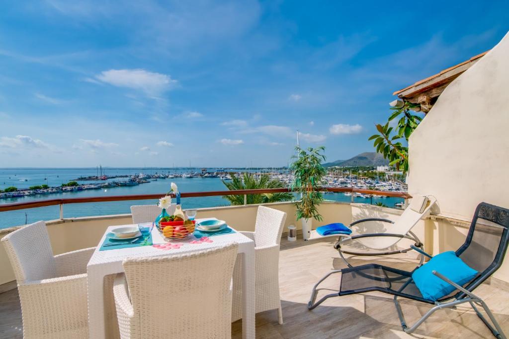 アルクーディアにあるIdeal Property Mallorca - Blue Attic Beachのテーブルと椅子、海の景色を望むバルコニー