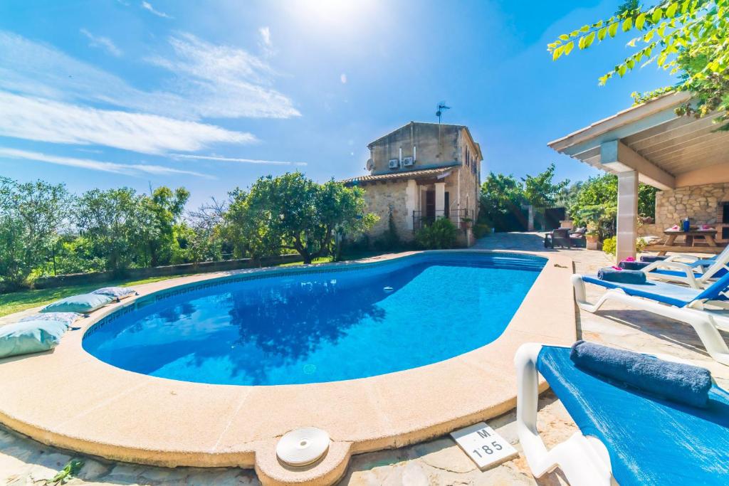 una piscina con sillas y una casa en el fondo en Sa Costa - Ideal Property Mallorca, en Búger